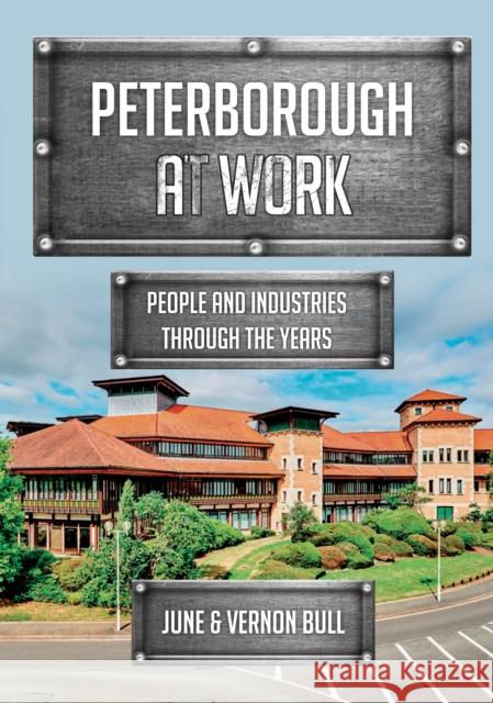 Peterborough at Work: People and Industries Through the Years June and Vernon Bull 9781398110052 Amberley Publishing - książka