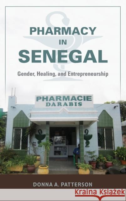 Pharmacy in Senegal: Gender, Healing, and Entrepreneurship  9780253014702 Indiana University Press - książka