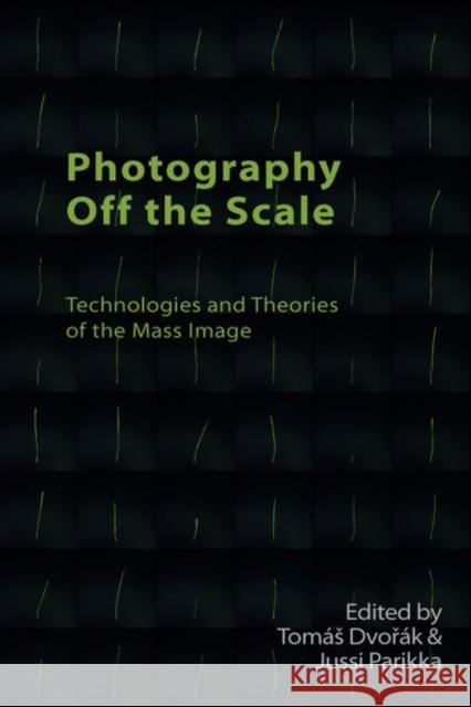 Photography Off the Scale: Technologies and Theories of the Mass Image Dvoř Jussi Parikka 9781474478816 Edinburgh University Press - książka