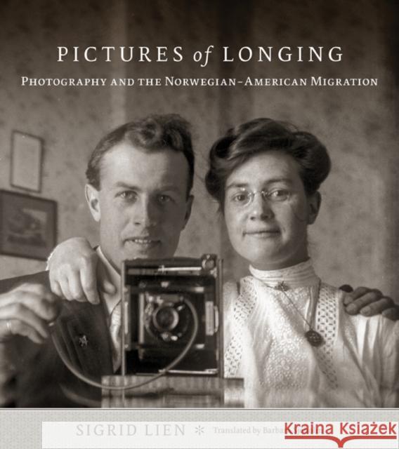 Pictures of Longing: Photography and the Norwegian-American Migration Sigrid Lien Barbara Sjoholm 9781517901998 University of Minnesota Press - książka