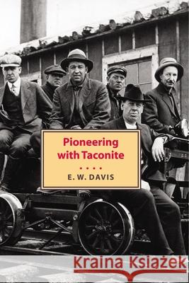 Pioneering with Taconite Edward H. Davis 9780873514965 Minnesota Historical Society Press - książka