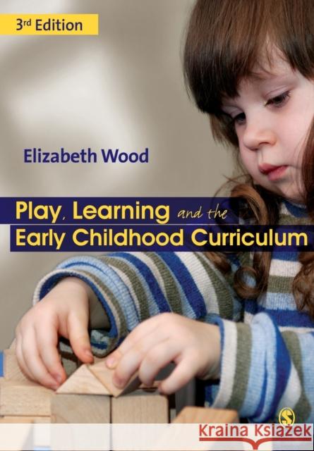 Play, Learning and the Early Childhood Curriculum Elizabeth Wood 9781849201162 SAGE Publications Ltd - książka
