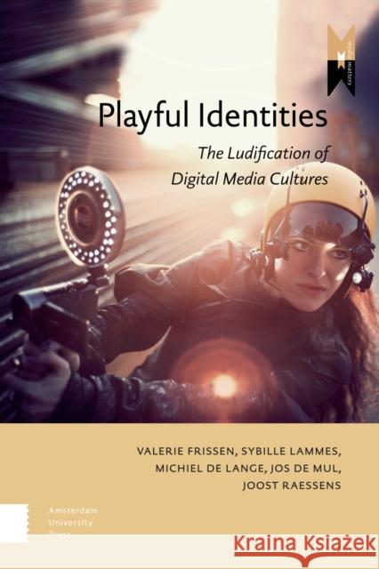 Playful Identities: The Ludification of Digital Media Cultures de Lange, Michiel 9789089646392 Amsterdam University Press - książka