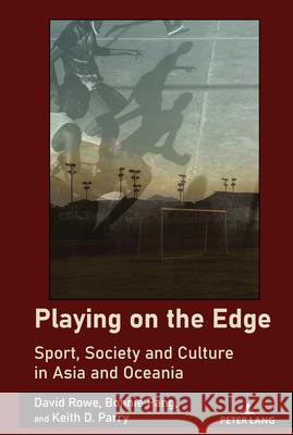 Playing on the Edge Rowe, David, Pang, Bonnie, Parry, Keith 9781433193552 Peter Lang - książka