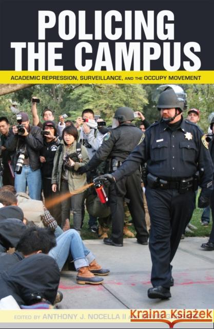 Policing the Campus: Academic Repression, Surveillance, and the Occupy Movement Steinberg, Shirley R. 9781433113116 Peter Lang Publishing Inc - książka