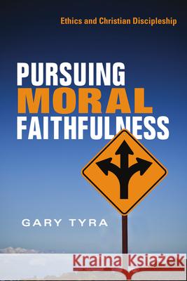 Pursuing Moral Faithfulness: Ethics and Christian Discipleship Gary Tyra 9781514013625 IVP Academic - książka