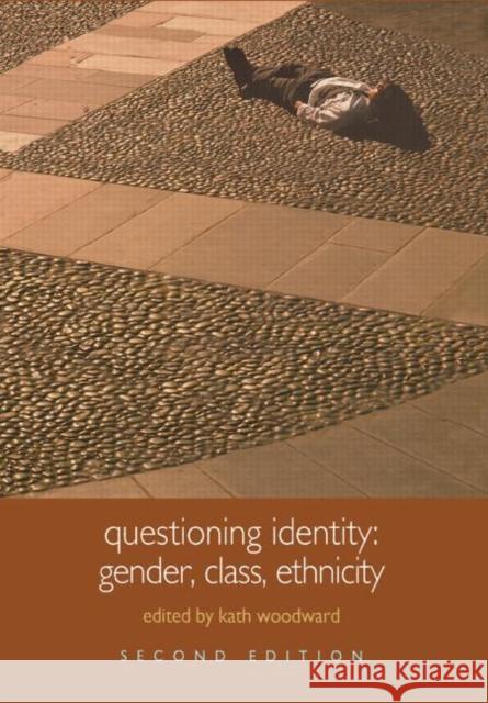 Questioning Identity : Gender, Class, Nation Kath Woodward 9780415329675 Routledge - książka