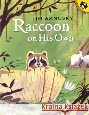 Raccoon on His Own Jim Arnosky 9780142500712 Puffin Books - książka