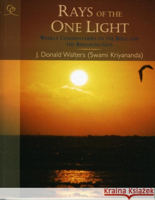 Rays of the One Light: Weekly Commentaries on the Bible & Bhagavad Gita Kriyananda, Swami 9781565892088 Crystal Clarity Publishers - książka