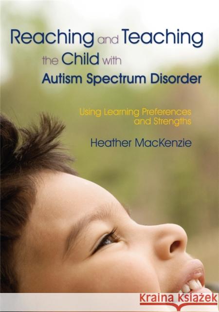 Reaching and Teaching the Child with Autism Spectrum Disorder: Using Learning Preferences and Strengths MacKenzie, Heather 9781843106234 Jessica Kingsley Publishers - książka