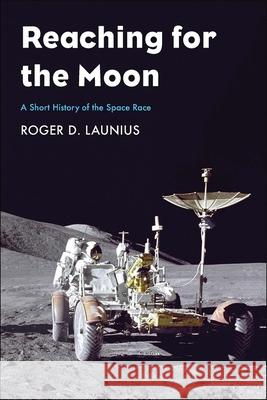 Reaching for the Moon: A Short History of the Space Race Roger D. Launius 9780300230468 Yale University Press - książka