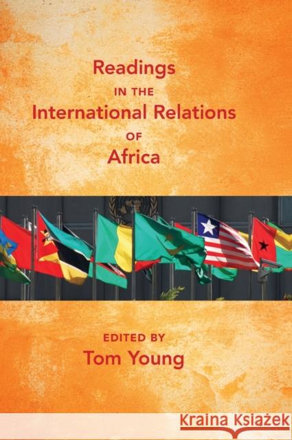 Readings in the International Relations of Africa Tom Young 9780253018809 Indiana University Press - książka