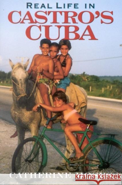 Real Life in Castro's Cuba Catherine Moses 9780842028370 SR Books - książka