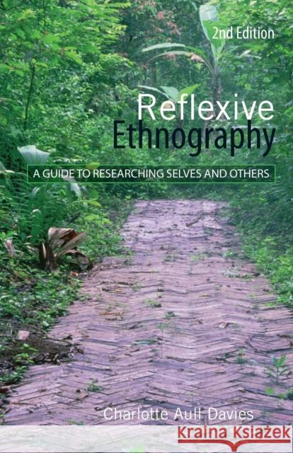 Reflexive Ethnography: A Guide to Researching Selves and Others Aull Davies, Charlotte 9780415409018 Taylor & Francis Ltd - książka