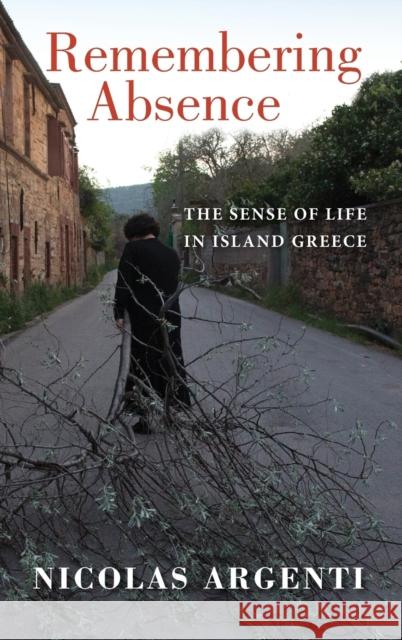 Remembering Absence: The Sense of Life in Island Greece  9780253040657 Indiana University Press - książka