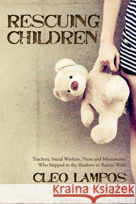 Rescuing Children: Teachers, Social Workers, Nuns and Missionaries Who Stepped in the Shadows to Rescue Waifs Cleo Lampos Kaeley Clark 9780692618011 Chi-Town Books - książka