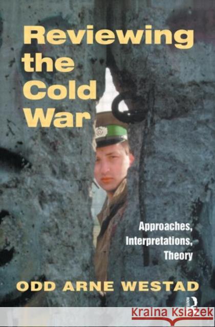 Reviewing the Cold War : Approaches, Interpretations, Theory Odd Arne Westad 9780714650722 Frank Cass Publishers - książka