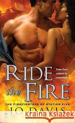 Ride the Fire: The Firefighters of Station Five Jo Davis 9780451231796 Signet Book - książka