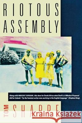 Riotous Assembly Tom Sharpe 9780871131430 Atlantic Monthly Press - książka