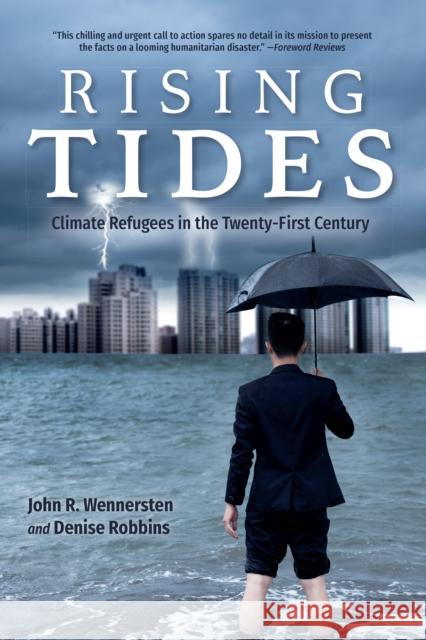 Rising Tides: Climate Refugees in the Twenty-First Century John R. Wennersten Denise Robbins 9780253025883 Indiana University Press - książka