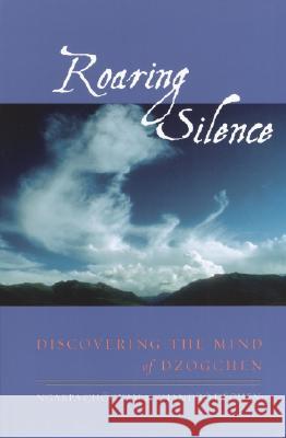 Roaring Silence: Discovering the Mind of Dzogchen Ngakpa Chogyam Khandro Dechen Traktung Yeshe Dorje 9781570629440 Shambhala Publications - książka