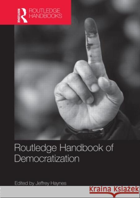 Routledge Handbook of Democratization Jeffrey Haynes 9780415573771  - książka