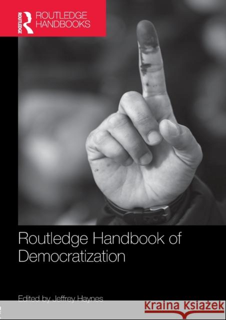 Routledge Handbook of Democratization Jeffrey Haynes 9781138304260 Routledge - książka