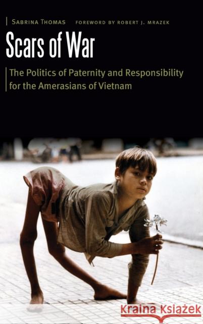 Scars of War: The Politics of Paternity and Responsibility for the Amerasians of Vietnam Sabrina Thomas Robert J. Mrazek 9781496200549 University of Nebraska Press - książka