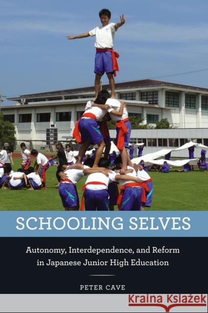 Schooling Selves: Autonomy, Interdependence, and Reform in Japanese Junior High Education Peter Cave 9780226367866 University of Chicago Press - książka