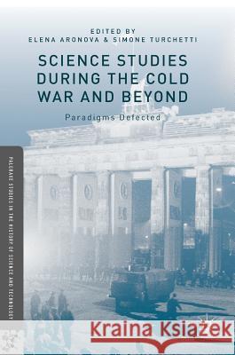 Science Studies During the Cold War and Beyond: Paradigms Defected Aronova, Elena 9781137578167 Palgrave MacMillan - książka