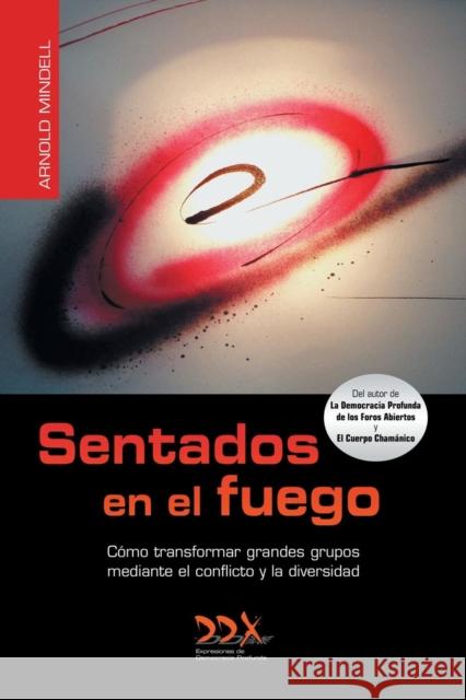 Sentados en el fuego Mindell, Arnold 9781619710290 Deep Democracy Exchange - książka
