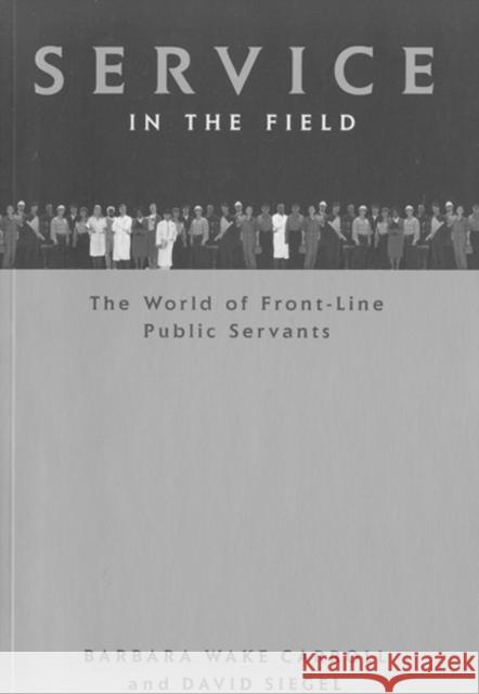 Service in the Field: The World of Front-line Public Servants: Volume 24 Barbara Wake Carroll, David Siegel 9780773517967 McGill-Queen's University Press - książka