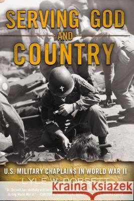 Serving God and Country: U.S. Military Chaplains in World War II Lyle W. Dorsett 9780425253557 Berkley Publishing Group - książka