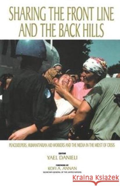 Sharing the Front Line and the Back Hills: International Protectors and Providers: Peacekeepers, Humanitarian Aid Workers and the Media in the Midst o Danieli, Yael 9780415784672 Routledge - książka