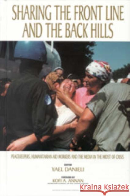Sharing the Front Line and the Back Hills: International Protectors and Providers: Peacekeepers, Humanitarian Aid Workers and the Media in the Midst o Danieli, Yael 9780895032638 BAYWOOD PUBLISHING COMPANY INC - książka