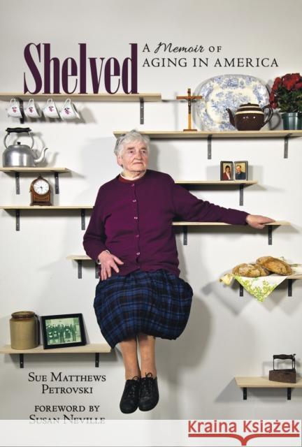 Shelved: A Memoir of Aging in America Sue Petrovski Susan Neville 9781557537898 Purdue University Press - książka