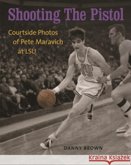 Shooting the Pistol: Courtside Photos of Pete Maravich at LSU Danny Brown 9780807133279 Louisiana State University Press - książka