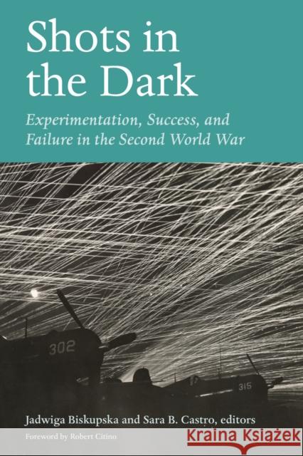 Shots in the Dark: Experimentation, Success, and Failure in the Second World War Jadwiga Biskupska Sara B. Castro 9781531512019 Fordham University Press - książka