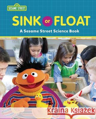 Sink or Float: A Sesame Street (R) Science Book Marie-Therese Miller 9781728475806 Lerner Publishing Group - książka