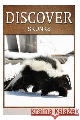 Skunks- Discover: Early reader's wildlife photography book Press, Discover 9781500295202 Createspace - książka