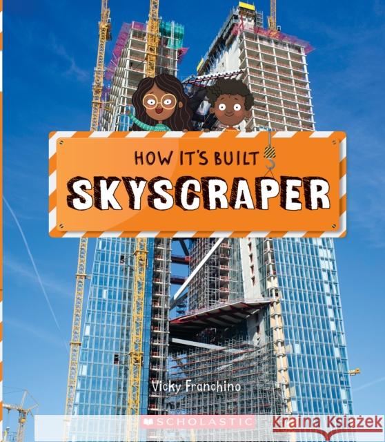 Skyscraper (How It's Built) Vicky Franchino Richard Watson 9781338800098 Scholastic Inc. - książka