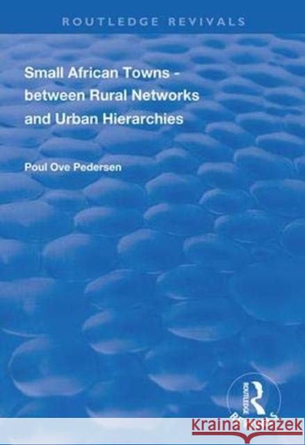 Small African Towns - Between Rural Networks and Urban Hierarchies: Between Rural Networks and Urban Hierarchies Pedersen, Poul Ove 9781138343047 Routledge - książka
