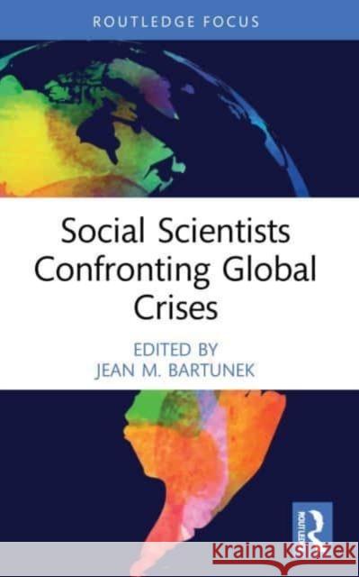 Social Scientists Confronting Global Crises  9780367624255 Taylor & Francis Ltd - książka
