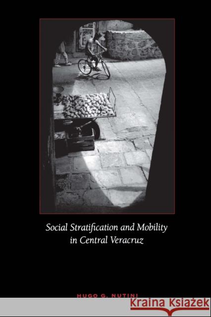 Social Stratification and Mobility in Central Veracruz Hugo G. Nutini 9780292719491 University of Texas Press - książka