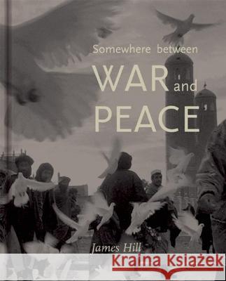 Somewhere Between War & Peace James Hill 9783868284591 Kehrer Verlag - książka
