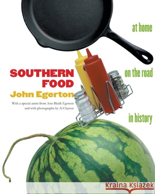 Southern Food: At Home, on the Road, in History Egerton, John 9780807844175 University of North Carolina Press - książka