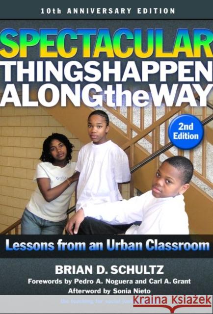 Spectacular Things Happen Along the Way: Lessons from an Urban Classroom--10th Anniversary Edition Bian D. Schultz 9780807761069 Teachers College Press - książka