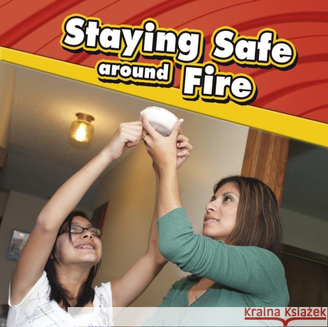 Staying Safe around Fire Lucia Raatma 9781398213708 Capstone Global Library Ltd - książka