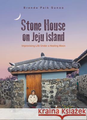 Stone House on Jeju Island: Improvising Life Under a Healing Moon Brenda Paik Sunoo 9781624121166 Seoul Selection - książka