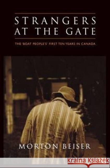 Strangers at the Gate: The 'Boat People's' First Ten Years in Canada Beiser, Morton 9780802081179 University of Toronto Press - książka